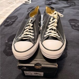 Converse Men’s Black and White Low-Top Canvas Sneakers